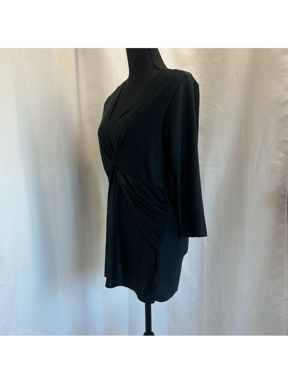 BCBGMAXAZRIA black crisscross 3/4 sleeve top blouse stretchy Sz M - Picture 2 of 10